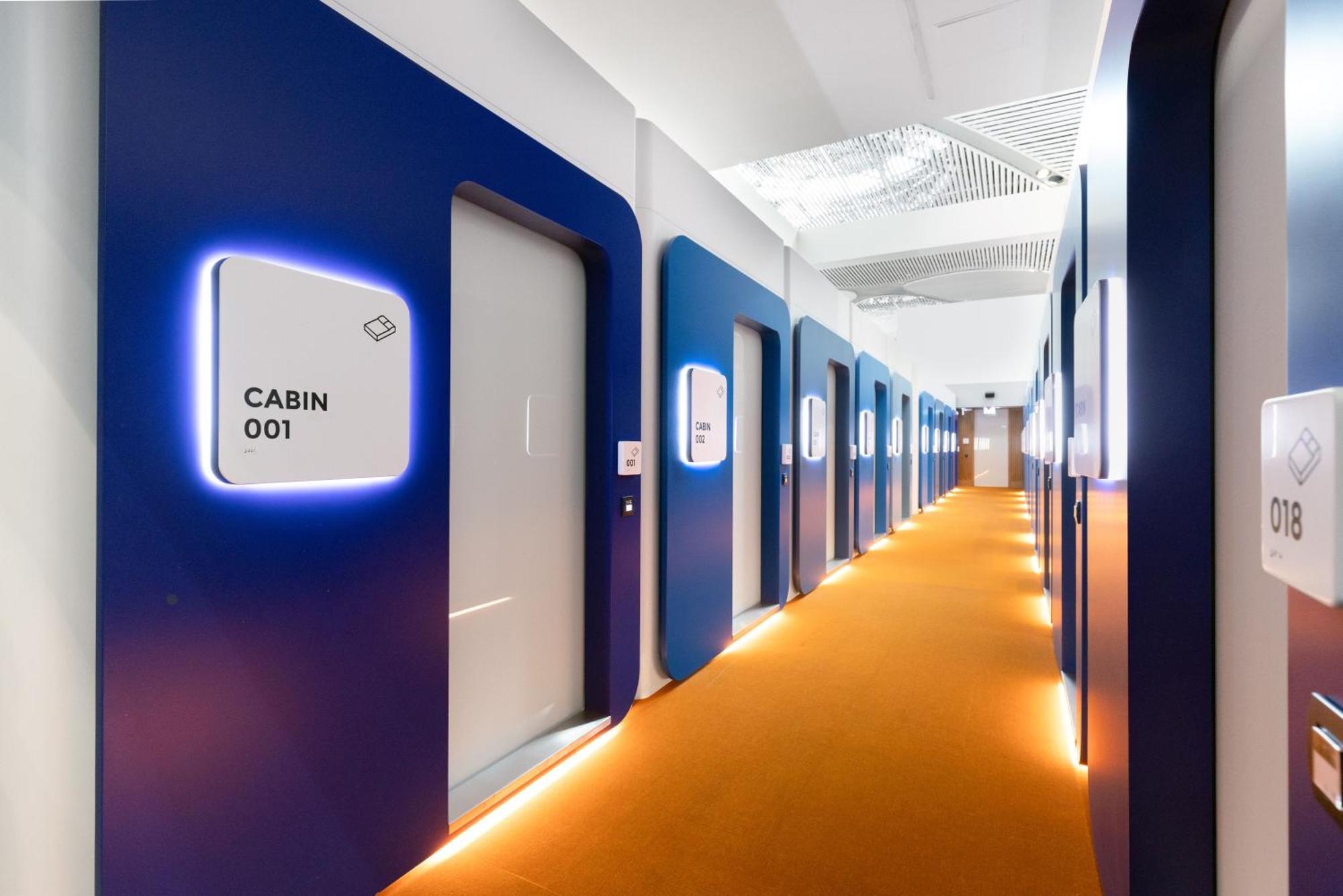 Yotelair Istanbul Airport, Duty Free - International Transit Area — Photos 1
